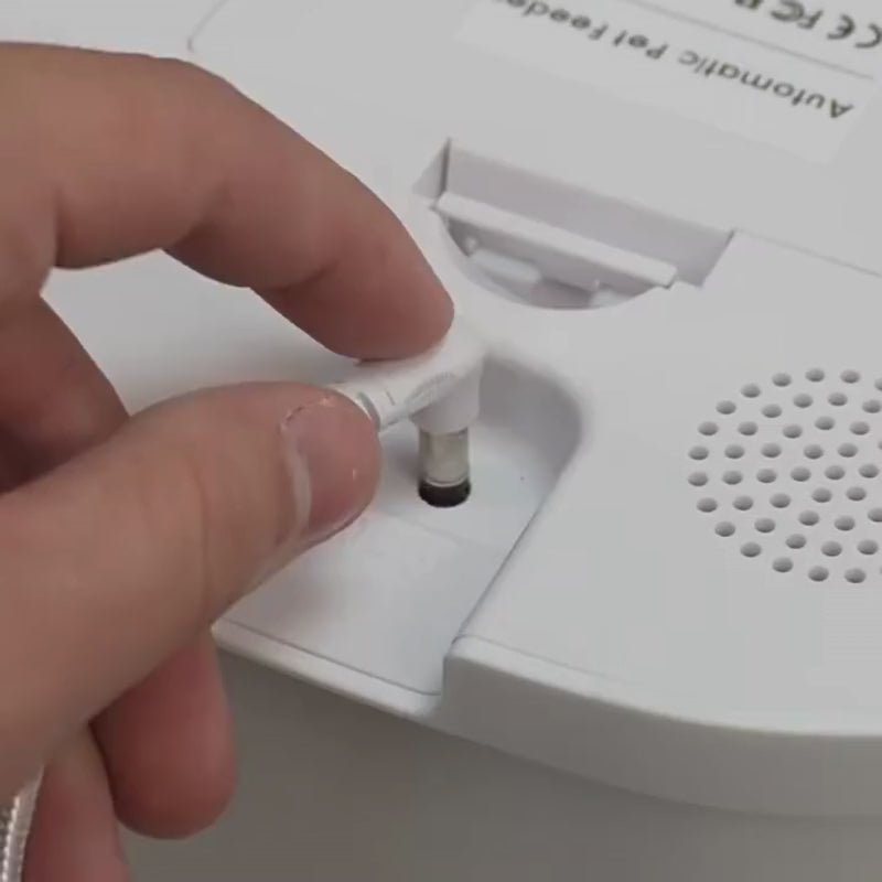 ZampaSicura – Distributore Automatico di Cibo con Controllo Remoto e Video HD